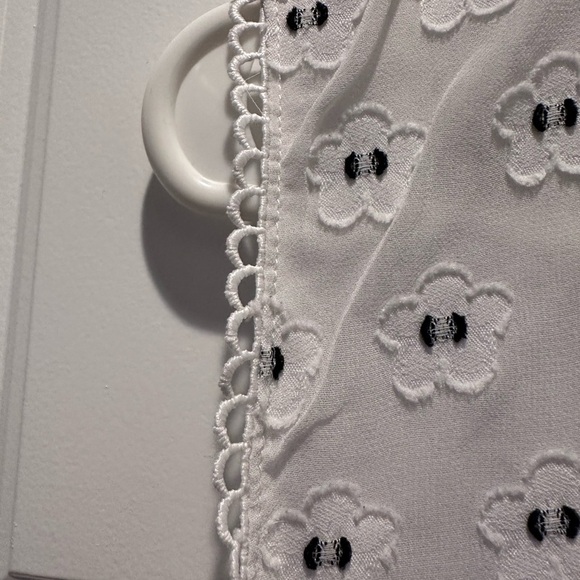 Ann Taylor White Sleeveless Floral Blouse Size Small - Picture 6 of 6